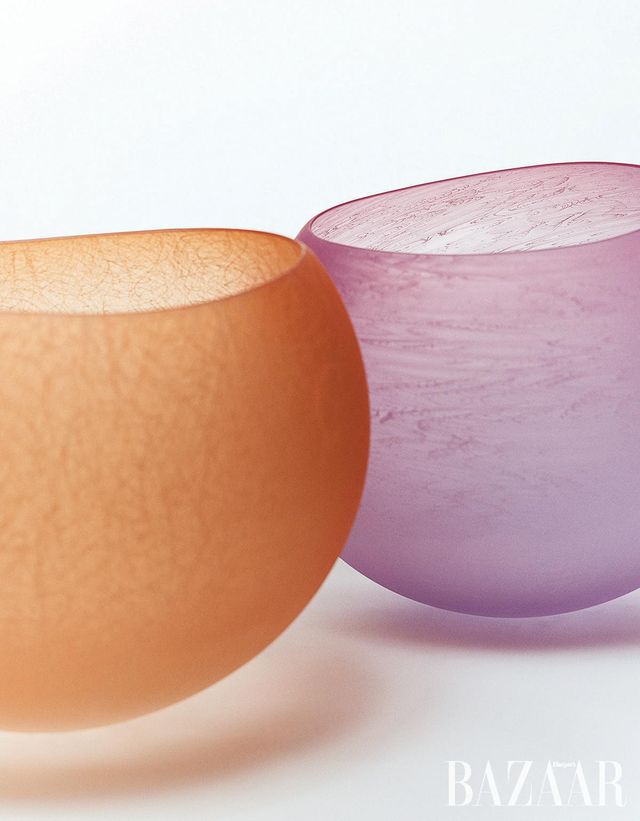 Lee Taehoon, 〈A Red Cloud in the Sky〉, 2025, Glass-Blown, sandblasted and acid polished, 43x43x32cm. 〈A Cloudy Sky (Ruby Purple)〉, 2025, Glass-Blown, sandblasted and acid polished, 41x41x35cm.