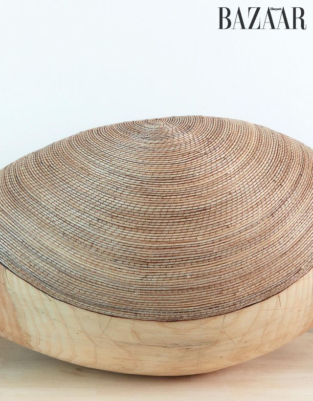 Jung Dahye, 〈Drift as You Are〉, 2025, 갈색, 흰색, 검은색 말총, 130x60x20cm. 