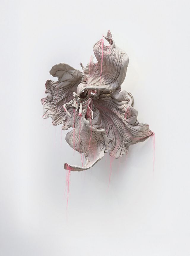 Woo Hannah, 〈Muscled Bloom〉, 2025, Fabric, cotton, wire, steel pipe, 82x90x73cm.