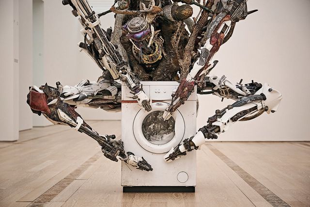 Adrian Villar Rojas, 〈The End of Imagination VI〉, 2024, 482x420x260cm. 유기적 디지털 생태계의 실시간 시뮬레이션과 유기물·무기물·인공물·기계 생성 물질이 층층이 결합된 복합체. 스위스 바젤 바이엘러 재단 미술관 설치 전경, 2024. Courtesy of the artist. Photo by Jörg Baumann