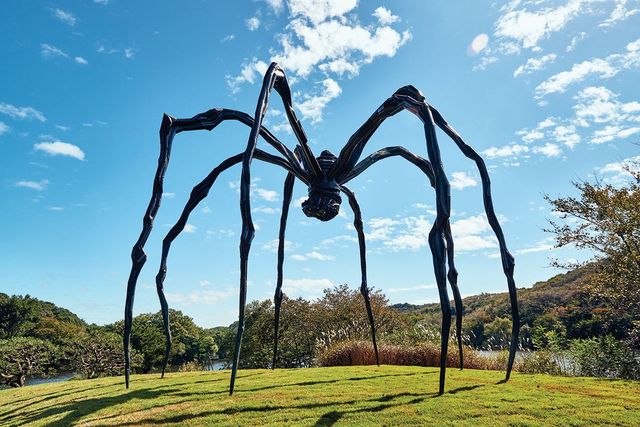 루이즈 부르주아, 〈마망〉, 1999, 2023년 호암미술관 야외 정원 설치 전경. 사진: 호암미술관 ⓒ The Easton Foundation/Licensed by SACK, Korea