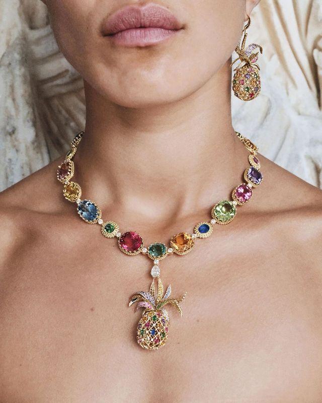 유색 원석과 파인애플 모티프가 독보이는 목걸이는 Mellerio. 