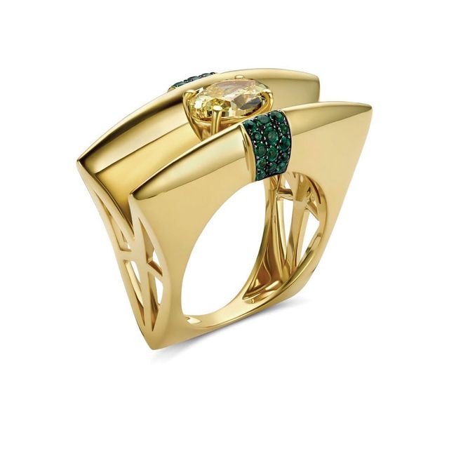 브랜드의 시그너처인 ‘로터스’ 팔찌를 재해석한 하이주얼리 컬렉션은 Dries Criel. 