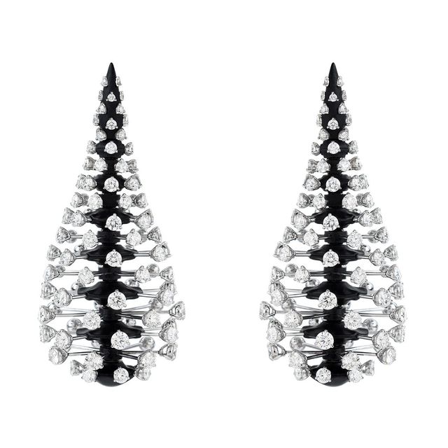 민들레 홀씨에서 영감받은 귀고리는 Nikos Koulis.