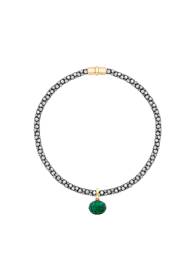 스케일 스택 체인이 돋보이는 목걸이는 Jessica McCormack. 