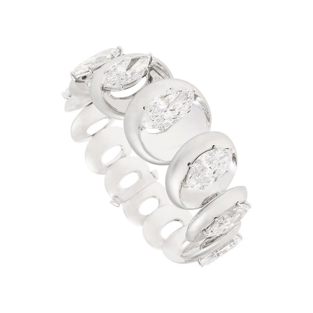 다이아몬드가 모든 각도에서 광채를 발산하는 팔찌는 Nikos Koulis. 