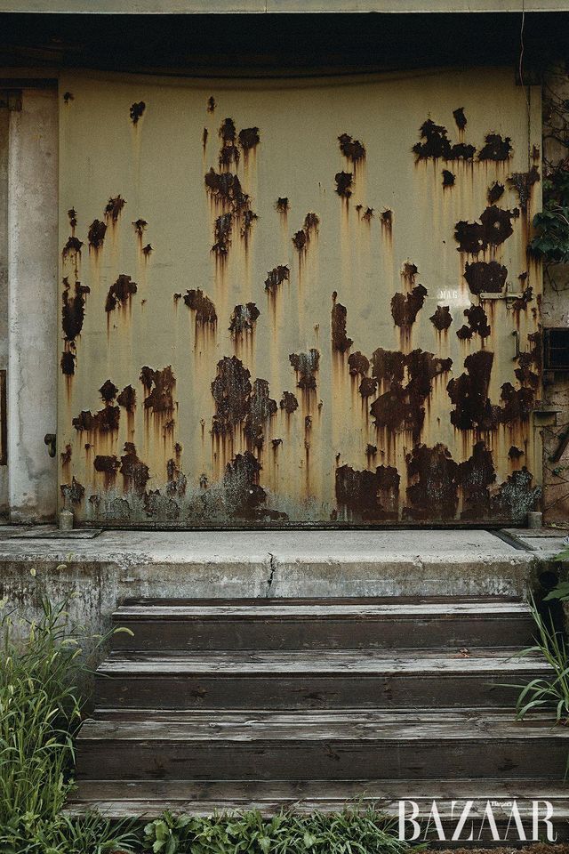 DMZ 남방한계선에서 불과 2km 거리에 위치한 캠프그리브스의 풍경. 숙소와 생활관, 체육관 등 과거 한국에 주둔하던 미군이 사용했던 군 시설이 그대로 보존되어 있다.