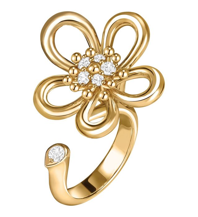 오픈워크 기법으로 화관의 실루엣을 표현한 플라워레이스 비트윈 더 핑거 링. 