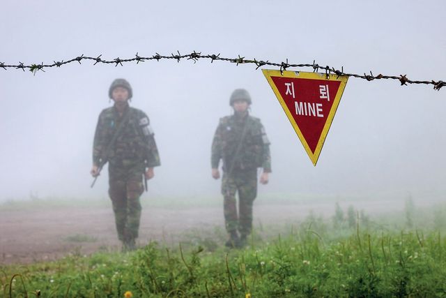 작가에게 DMZ는 여전히 전쟁의 상흔이 선명한 곳이다. 안개가 자욱한 날, 지뢰 표지판과 철조망, 그 너머로 걸어 오는 군인들은 이를 상징한다. 사진 박종우