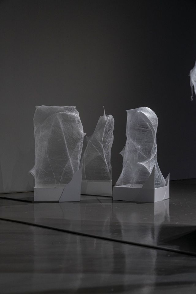 김은설, 〈잔상 덩어리〉, 2025년 접착제, 진동 스피커, 앰프. 사진: 부산현대미술관