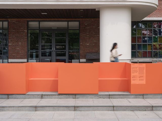 리처드 도허티, 〈농인공간: 입을 맞추는 의자〉, 2025, 철에 도장, 가변 설치. INTG, 국립서울농학교, 다니엘 모레노 제작 협력. 국립현대미술관 제작 지원.