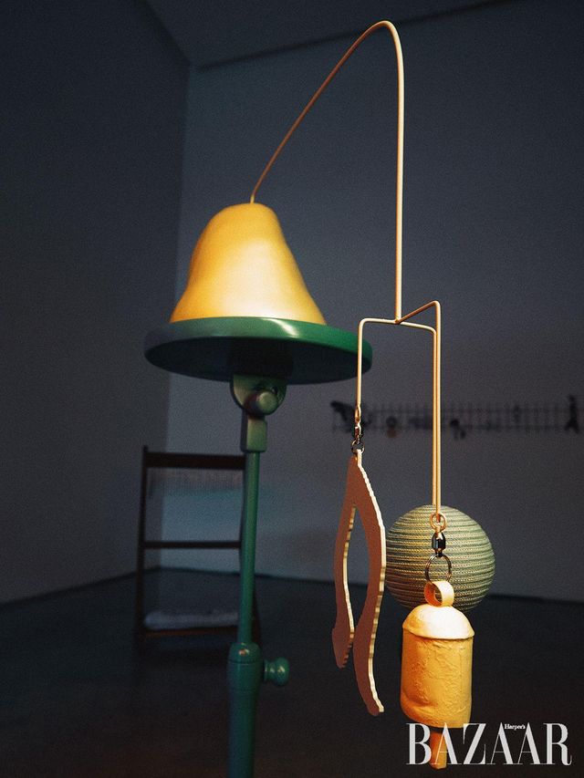 〈Triadic Melody〉(detail), 2025, Ceramics, stainless steel wire, wood, flat stainless steel sculpture, a bell, and 2 thread balls, 138x65x48cm. Courtesy of the artist and PKM Gallery.