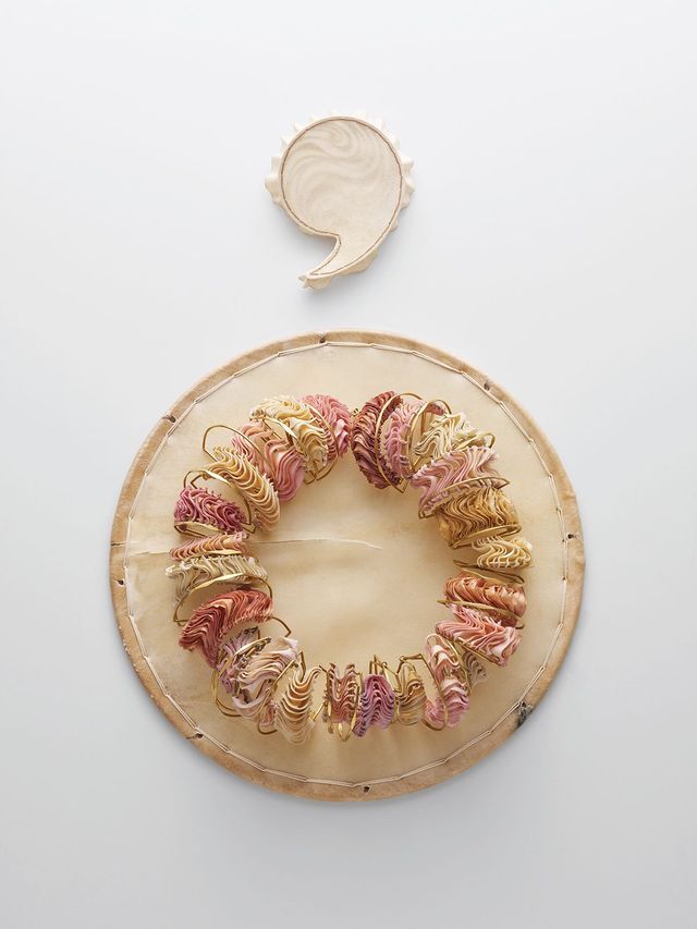 장구 가죽으로 만든 브로치와 목걸이. 목걸이 아래 놓인 건 수명을 다한 장구다. 