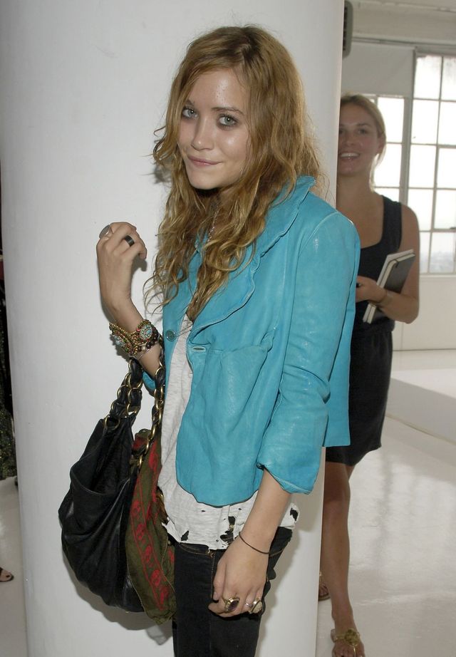 2006년 가방 스트랩에 맥퀸 해골 스카프를 묶어 연출한 메리 케이트 올슨의 모습 (JAMIE MCCARTHY/GETTY IMAGES)