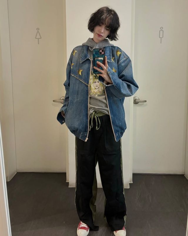 데님 소재의 짚업 점퍼를 입은 나나 @jin_a_nana