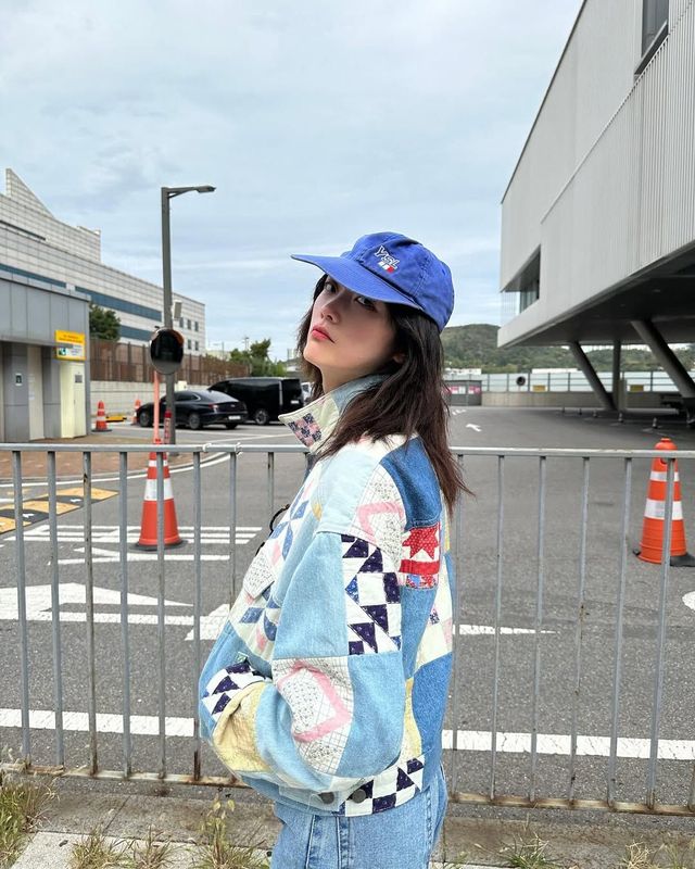 패치워크가 돋보이는 데님 점퍼를 볼캡과 매치한 이유미 @leeyoum262