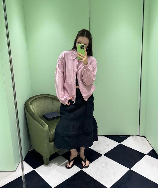 핑크 컬러의 아우터를 입고 거울 인증샷을 찍은 오눅 @onnuk_