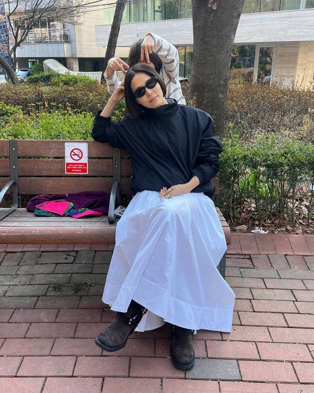 블랙 점퍼를 입고 벤치에 앉아 아들과 함께 시간을 보내는 김나영 @nayoungkeem