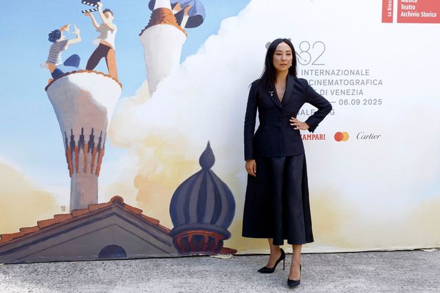 디올의 아이코닉한 바 수트를 재해석한 룩을 입은 그레타 리의 모습. (사진/gettyimages)