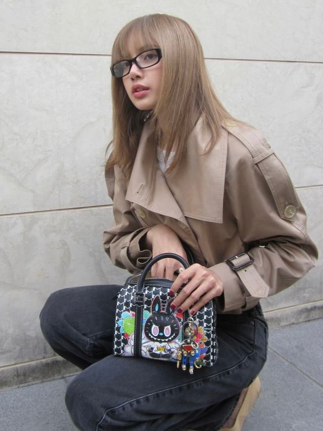 아티스트 케이싱 룽과 협업한 모이나 백을 든 리사