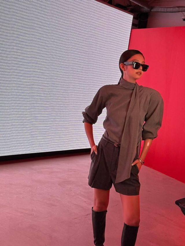 포멀한 그레이 룩으로 레이밴 행사에 등장한 제니 @jennierubyjane