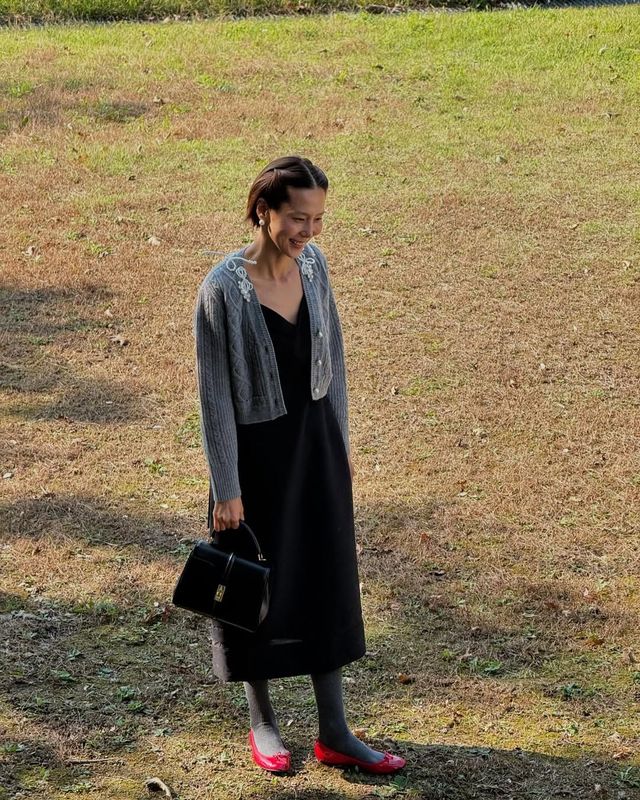 그레이 컬러의 니트 가디건을 입은 김나영 @nayoungkeem