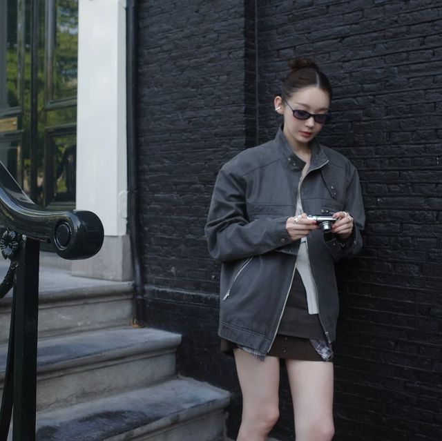 짙은 그레이 컬러 재킷으로 완성한 강민경의 데일리 룩@iammingki