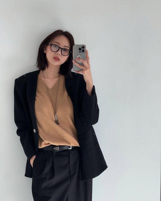 브이넥 니트를 자켓과 함께 클래식하게 연출한 금새록 @goldnewrok