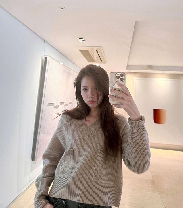 탄탄한 소재의 베이지 컬러 브이넥 니트를 선택한 지수 @sooyaaa__