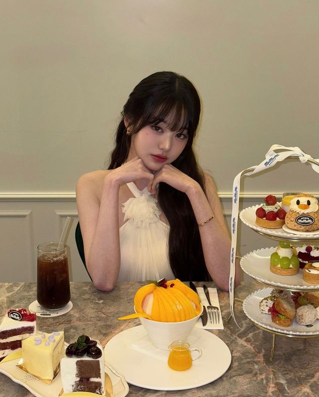 코사지 홀터넥 원피스를 입고 포즈를 취하고 있는 장원영