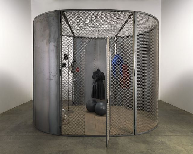 〈Cell (Black Days)〉, 2006, Steel, fabric, marble, glass, rubber, thread and wood, 304.8 x 397.5 x 299.7 cm. Collection of the Easton Foundation. Photo: Christopher Burke. © The Easton Foundation / Licensed by SACK, Korea. 이미지 제공: 호암미술관.