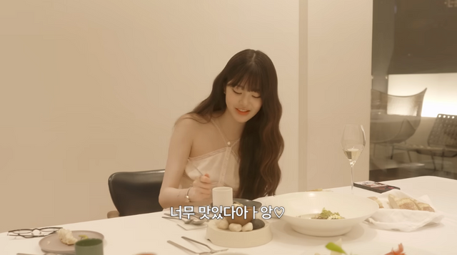 강민경과 함께 식사하고 있는 장원영