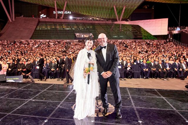 2025 까멜리아상 수상자 실비아 창과 시상자인 샤넬코리아 대표 클라우스 올데거 