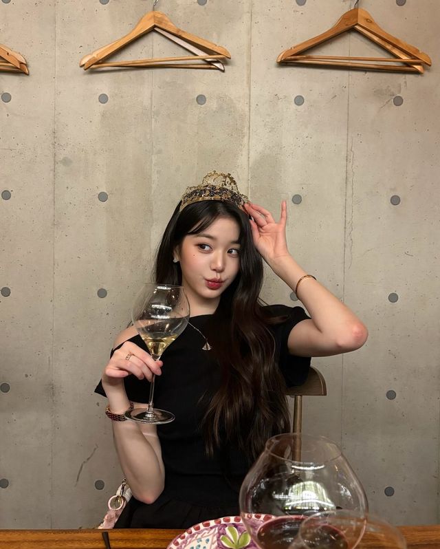 골드 티아라와 불가리 주얼리를 착용한 장원영