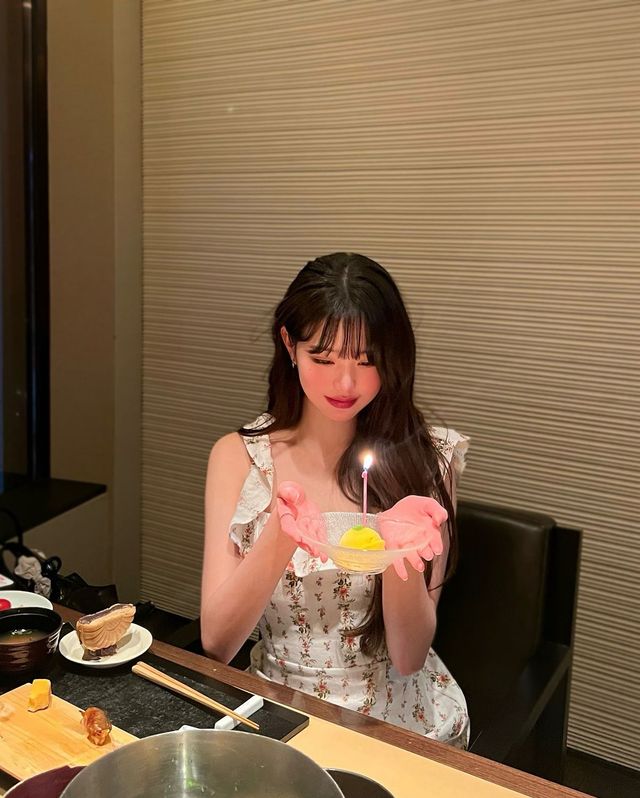 생일 케이크를 바라보고 있는 장원영