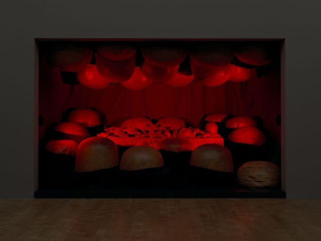 〈The Destruction of The Father〉, 1974-2017, Archival polyurethane resin, wood, fabric, and red light, 237.8 x 362.3 x 248.6 cm. Collection of the Glenstone Museum, Potomac, Maryland (exhibition copy shown). Photo: Ron Amstutz. © The Easton Foundation / Licensed by SACK, Korea. 이미지 제공: 호암미술관.
