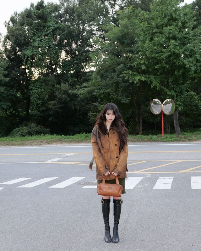 미우미우 25FW 룩을 착용한 장원영