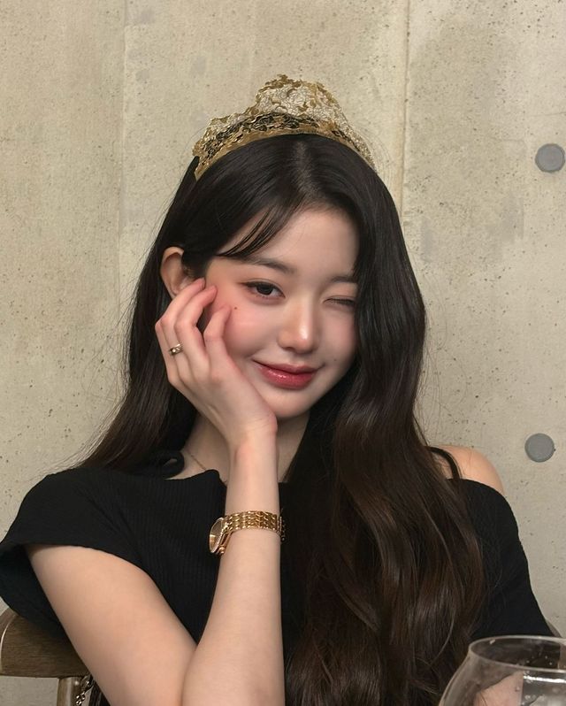 골드 티아라와 불가리 주얼리를 착용한 장원영