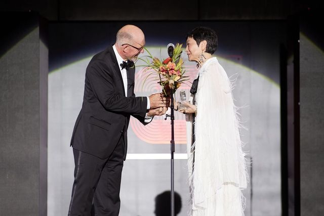 2025 까멜리아상을 수상하는 실비아 창의 모습