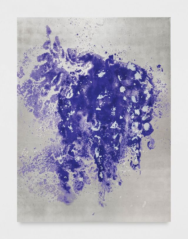 〈등나무(Wisteria)〉, 2023, Paint on canvas, colored inks on white gold leaf. 사진: Claire Dorn / Perrotin 