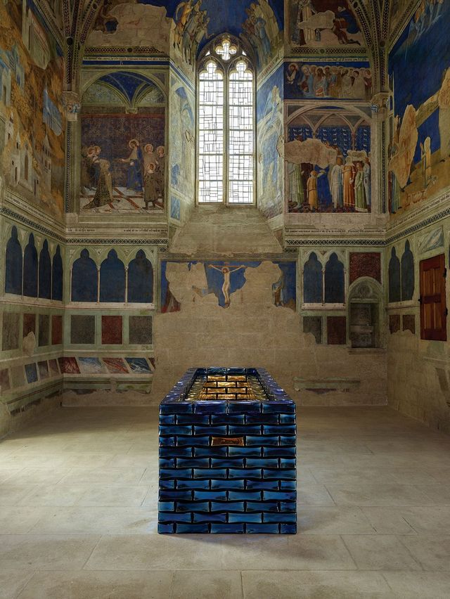 «오토니엘 코스모스 혹은 사랑의 유령» 전시 전경, 프랑스 아비뇽 교황청, 성 마르티알리스 예배당, 2025. 사진: François Deladerrière 