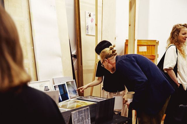 이주요 작가의 스튜디오에서 덴마크 트라넨 관장 토케 리케베르가 작업 설계도를 보는 모습.