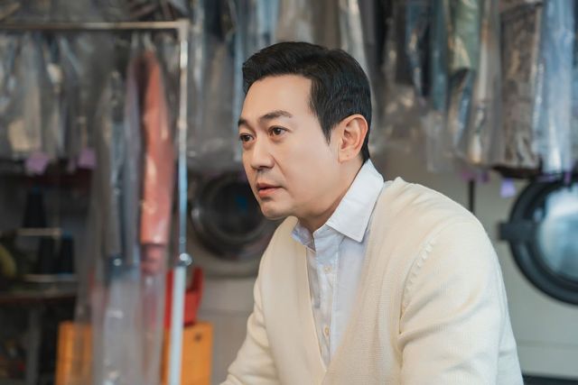 디즈니+ 시리즈 〈메스를 든 사냥꾼〉 스틸