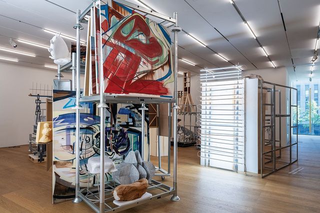  송은에서 10월 16일까지 열리는 그룹전 «PANORAMA»에 설치된 이주요 작가의 〈러브 유어 디포〉 연작. 