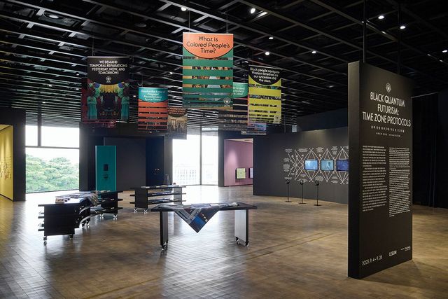 리움미술관 M2에서 열리고 있는 «블랙 퀀텀 퓨처리즘: 타임 존 프로토콜».