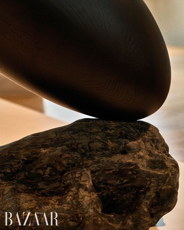 최병훈, 〈Afterimage of Beginning 018-499〉, 2018, Black urethane finished on red oak, scholar stone, 660x360x570mm. Courtesy of Friedman Benda and Byung Hoon Choi.