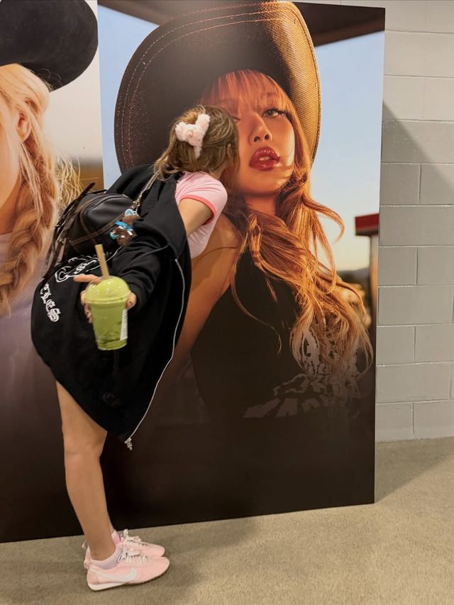 발만 보여도 사랑스러워! 핑크 컬러의 문슈즈를 신고 핑크 룩을 완성한 리사