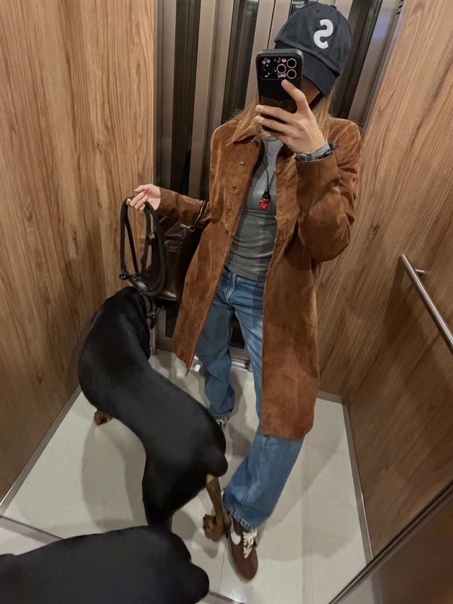 브라운 컬러의 문슈즈를 신은 리사