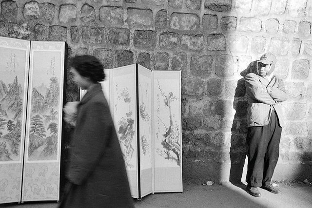 한영수, 〈서울 소공동 조선호텔 옆〉, 1957. © 2025. 한영수문화재단.