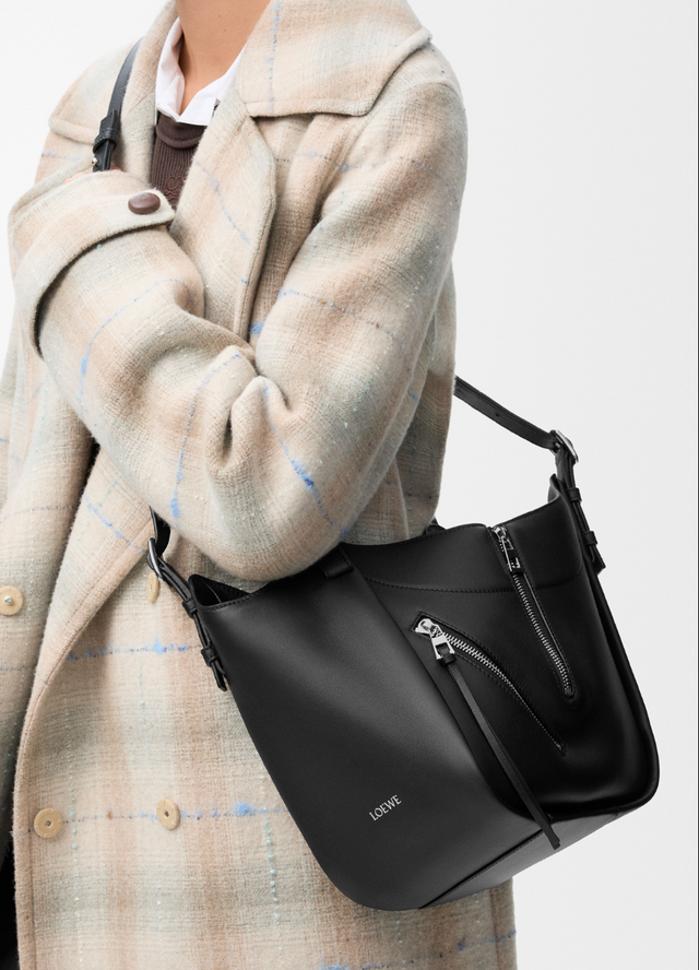 로에베 해먹 플립백 인 카프 클래식 490만원대(출처: 브랜드 제공)